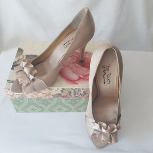 Beautiful Shimmering Champagne Pumps 9.5